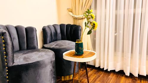 Penta Square Luxury Serviced Apartments DHA Lahoreにあるシーティングエリア