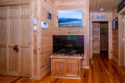 Televisyen dan/atau pusat hiburan di Couples Getaway Log Cabin in the White Mountains