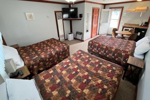a hotel room with two beds and a table at Honor Motel in Honor