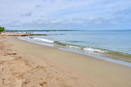 a sandy beach with the ocean in the background at Magico Apartamento Frente al Mar 3 Habitaciones M22 in Coveñitas