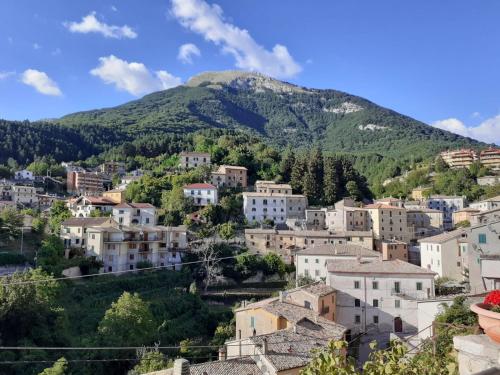 a town with a mountain in the background at Marconi relax in Filettino Graziani