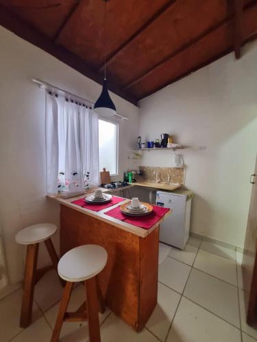 Η κουζίνα ή μικρή κουζίνα στο Pousada Recanto dos Mares-Chalés e suites-próximo do SESC Bertioga-SP