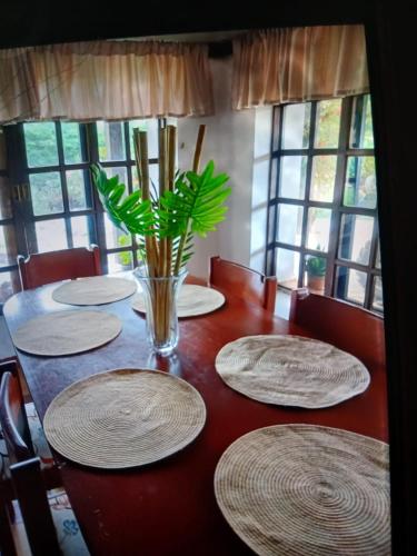 Imagen de la galería de Cabaña Los Eucaliptos con Suite, TV 50 Mezzanine y Parrillero, Samaipata, en Samaipata