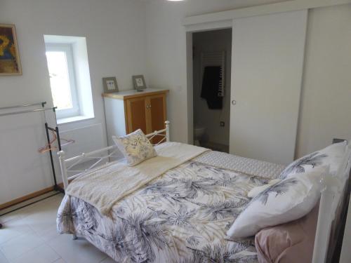 a bedroom with a bed and a window at Chambre d'hôte Les Papillons - Chez Gilles et Myriam in Samadet