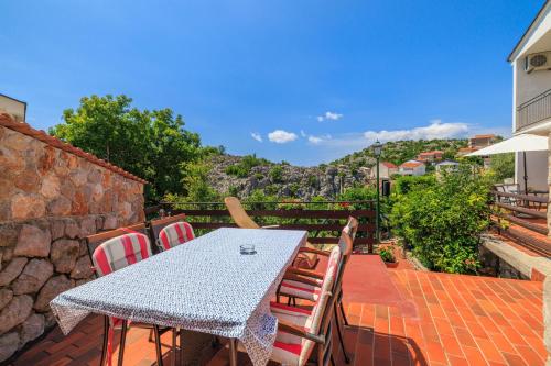 een tafel en stoelen op een terras met uitzicht bij Apartment Ivan in Ribarica