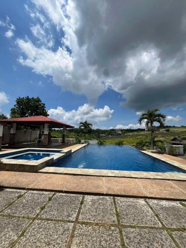 Bazén v ubytování Infinity pines tagaytay nebo v jeho okolí