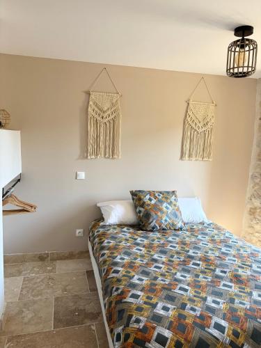 une chambre avec un lit et deux fenêtres dans l'établissement Appartement au cœur de Collias, à Collias