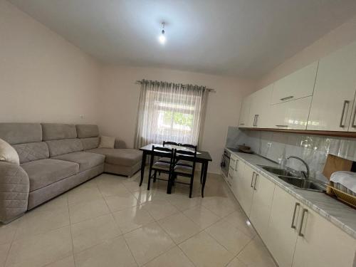 Η κουζίνα ή μικρή κουζίνα στο eljos house permet