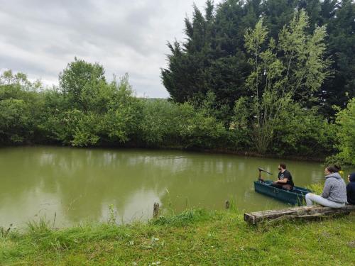 Photo de la galerie de l'établissement Étang et parc à privatisé avec tente 4 places déjà sur place, à Chaudenay