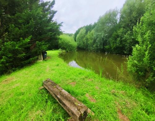 Photo de la galerie de l'établissement Étang et parc à privatisé avec tente 4 places déjà sur place, à Chaudenay
