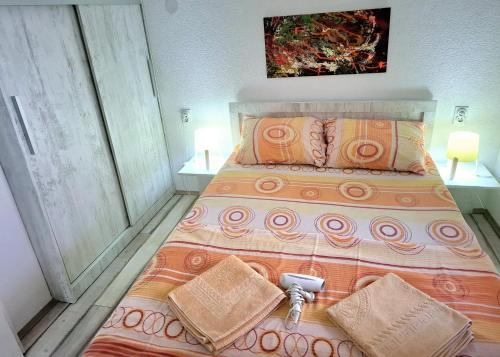 een slaapkamer met een groot bed met kussens bij Apartman Java in Soko Banja
