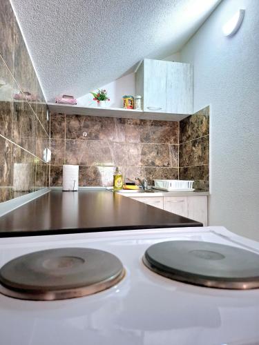 een keuken met een fornuis met twee kookplaten bij Apartman Java in Soko Banja