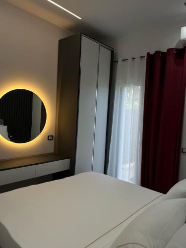 Ένα ή περισσότερα κρεβάτια σε δωμάτιο στο Nëna's Apartments
