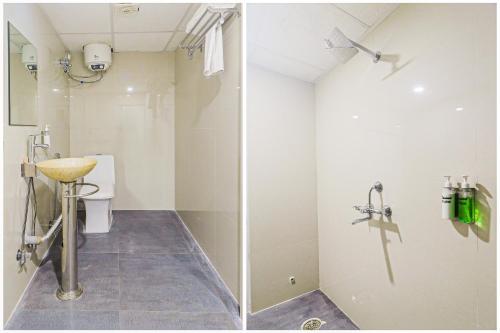 a bathroom with a shower and a toilet and a sink at Super Townhouse Marina in Rānchī