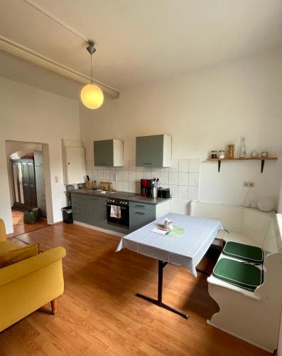 a living room with a table and a kitchen at Das "Alte Jagdhaus" - mit großem Grundstück für 3 Personen in Groß Garz