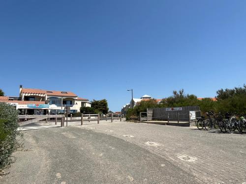 a group of bikes parked on the side of a road at Sables des Dunes, jolie maison neuve tout confort, vacances famille ou entre amis, 500 m plage in Brétignolles-sur-Mer