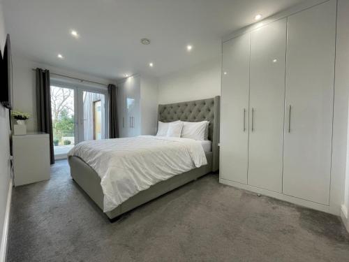 Ένα ή περισσότερα κρεβάτια σε δωμάτιο στο 4 Bed House with Breathtaking Views in Bromley