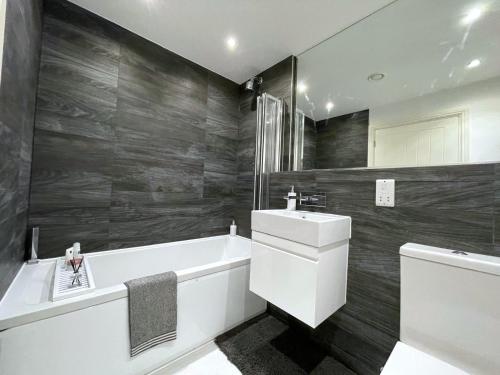 Ένα μπάνιο στο 4 Bed House with Breathtaking Views in Bromley