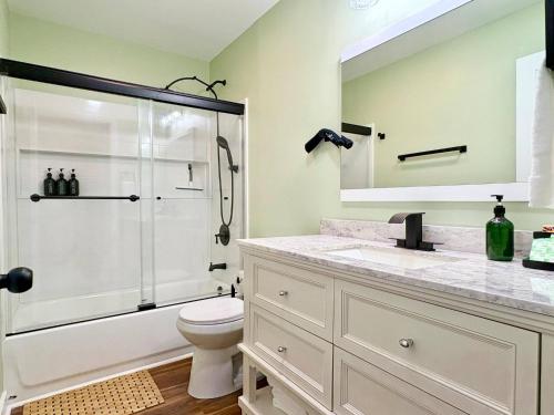 Ένα μπάνιο στο *NEW* HotTub, ClimbingWall, FullyFenced, EVcharger