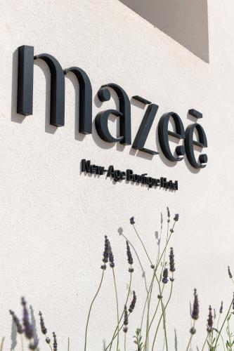 Mazee Parosに飾ってある許可証、賞状、看板またはその他の書類