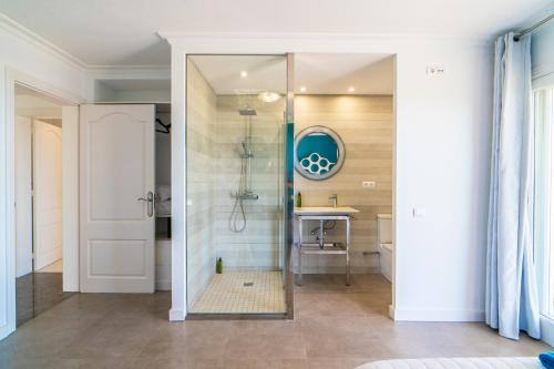 A bathroom at Villa Views Can Funtasa II