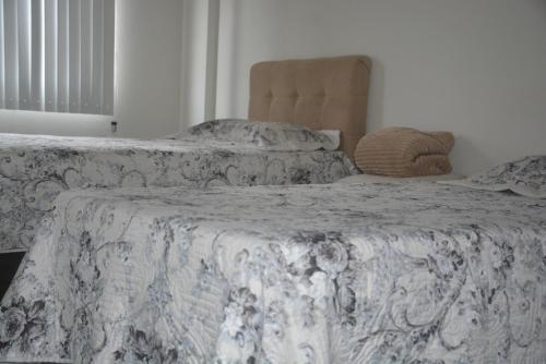 Ένα ή περισσότερα κρεβάτια σε δωμάτιο στο Apartamento confortável e bem localizado 101