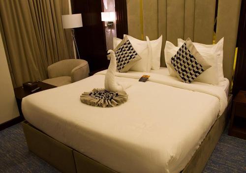 a hotel room with two swans on a bed at Milan Park Hotel in Taif