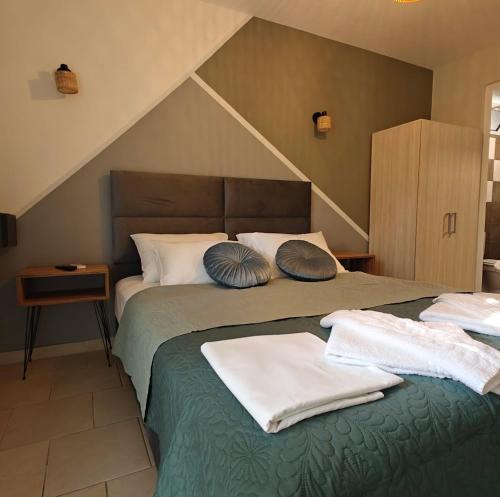 Postel nebo postele na pokoji v ubytování Nava Apartments