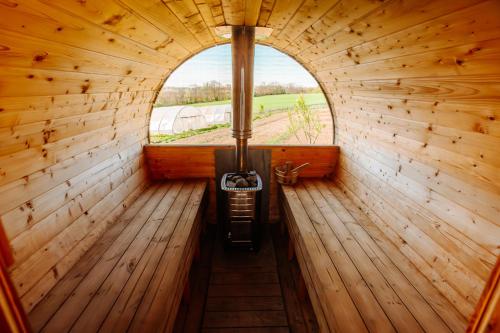 an inside view of a sauna with a round window at Little Farm Comfort&PrestigeHouse in Ittre