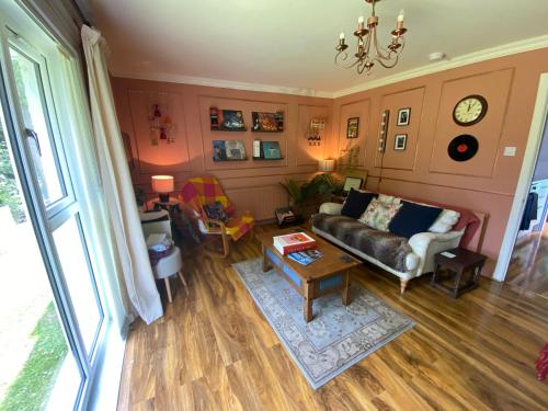 Ruang duduk di Coastal Village Property