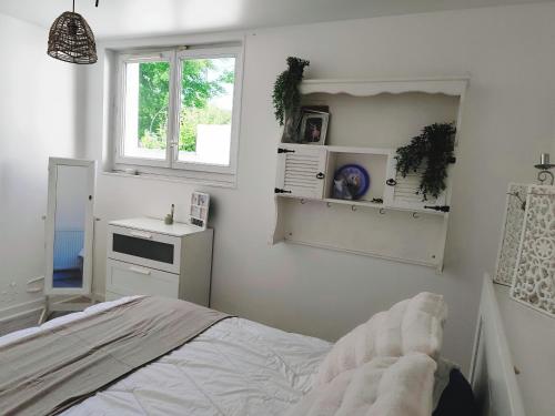 une chambre blanche avec un lit et une fenêtre dans l'établissement Chambre proche Paris, 15min aéroports Bourget Roissy et Villepinte Parc des expositions, à Arnouville-lès-Gonesse