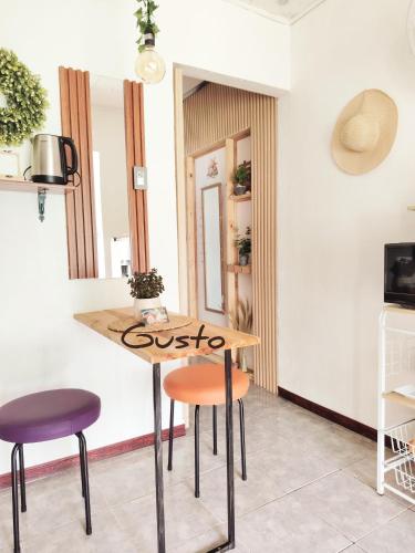 a table and two stools in a room at La casita de Nana in Esparza
