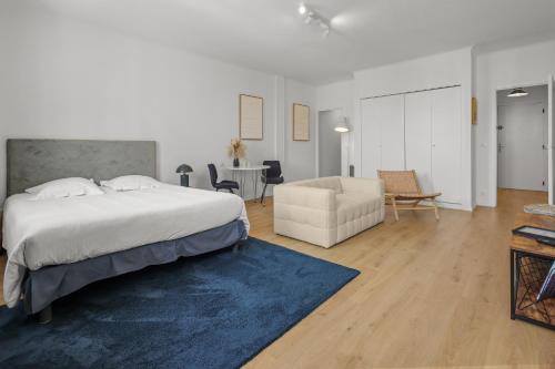 une chambre avec un lit et un salon dans l'établissement Magnifique appartement - 15 minutes a pieds PALAIS, à Cannes