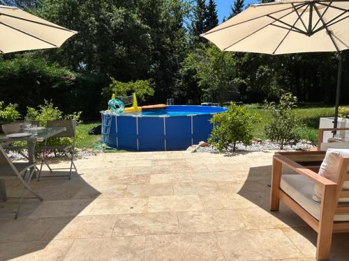 Photo de la galerie de l'établissement Charming Forest Hideaway - Pool, Toys and Happy Hens, à Roquefort-les-Pins