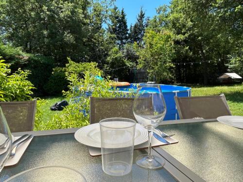 Photo de la galerie de l'établissement Charming Forest Hideaway - Pool, Toys and Happy Hens, à Roquefort-les-Pins