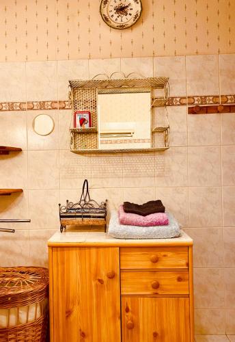 une cuisine avec un comptoir et un four micro-ondes sur un mur dans l'établissement La métairie du Croc, à Trédion