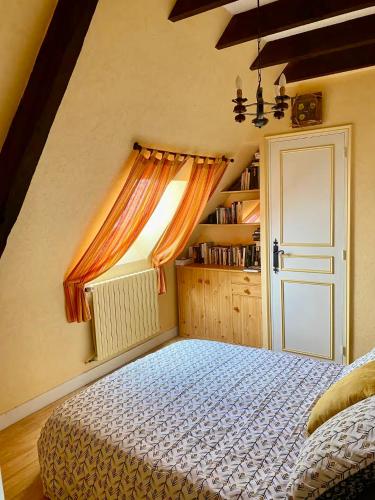 une chambre avec un lit et une fenêtre dans l'établissement La métairie du Croc, à Trédion