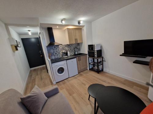 un salon avec un canapé et une cuisine dans l'établissement La Porte de la Mer, à Port-la-Nouvelle