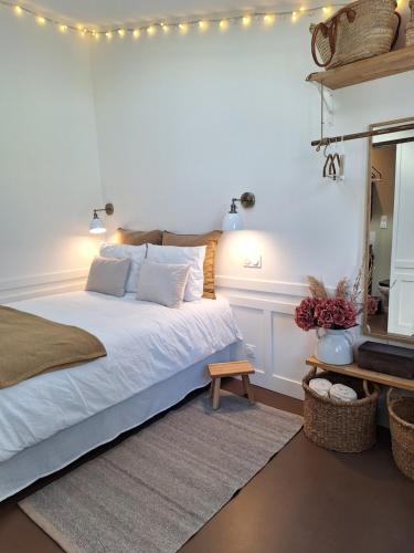 - une chambre dotée d'un lit avec des lumières sur le mur dans l'établissement Studio de charme et spa de nage, à La Celle-sous-Gouzon