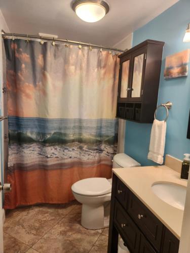 Ένα μπάνιο στο Cozy Blue 4 bed pet friendly hot tub