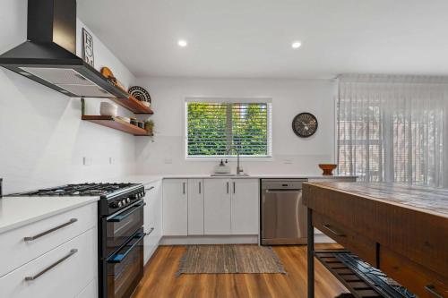 Η κουζίνα ή μικρή κουζίνα στο Inn McDowell - Modern 3 Bedroom in Springfield