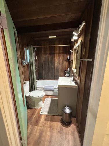 ein Badezimmer mit Toilette, Badewanne und Waschbecken in der Unterkunft Chillshack in Abbeyville