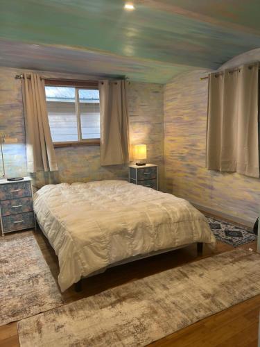 ein Schlafzimmer mit einem großen Bett und einem Fenster in der Unterkunft Chillshack in Abbeyville