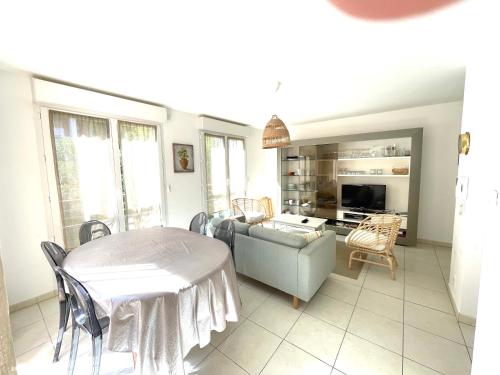 un salon avec une table et un canapé dans l'établissement Beau Rivage, à Cavalaire-sur-Mer