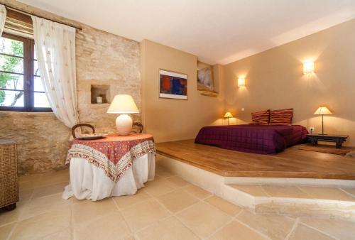 une chambre avec deux lits et une table avec une lampe dans l'établissement Studio dans Maison forte, 8km Sarlat, à Saint-André-dʼAllas