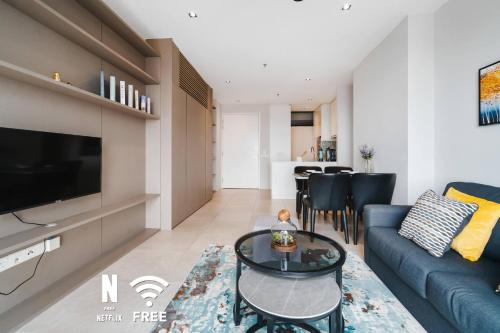 Μια τηλεόραση ή/και κέντρο ψυχαγωγίας στο Designer 3BR Near Tropicana Golf Course