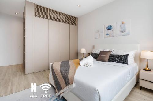 Ένα ή περισσότερα κρεβάτια σε δωμάτιο στο Designer 3BR Near Tropicana Golf Course