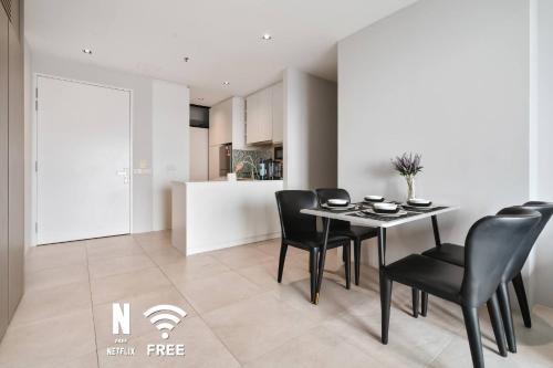 Η κουζίνα ή μικρή κουζίνα στο Designer 3BR Near Tropicana Golf Course