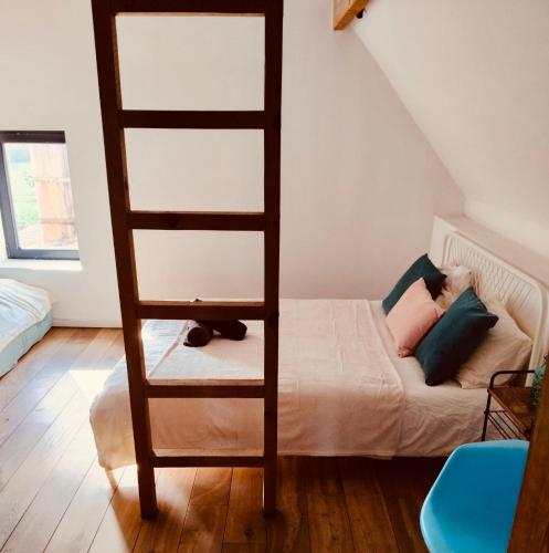 a room with a bed with a wooden ladder at Little Farm Comfort&PrestigeHouse in Ittre