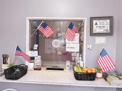 due cesti di frutta su un bancone con bandiere americane di Riverside inn motel a Plymouth